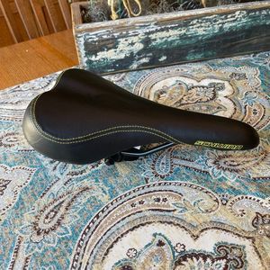 SCHWINN bike seat 10.5" long, 6" wide, mountain, new with no tags